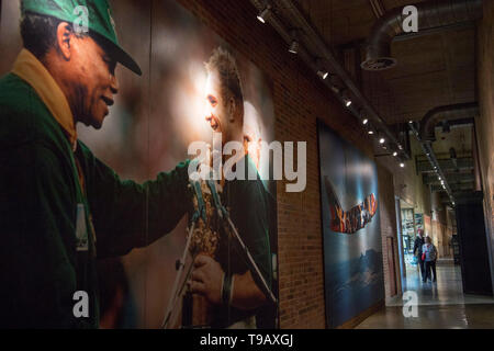 Pechino, Sud Africa. Il 17 maggio 2019. La gente visita il Museo dell'Apartheid a Johannesburg, Sud Africa, 17 maggio 2019. Il Museo dell'Apartheid si apre una finestra in Sud Africa del passato di lotta con la dominazione coloniale, le ingiustizie e la segregazione razziale mentre evidenziazione l'alba di un'indipendenza era segnata con integrazione razziale e appena regola. 18 maggio segna la Giornata Internazionale dei Musei. Credito: Chen Cheng/Xinhua/Alamy Live News Foto Stock