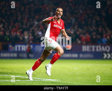 Londra, Regno Unito. Il 17 maggio 2019. LONDON, Regno UINTED. 17 Maggio, 2019 Charlton Athletic's Darren Pratley celebra il suo punteggio i lati secondo obiettivo durante il Cielo lega Bet One Play-Offs seconda gamba match tra Charlton Athletic e Doncaster Rovers al Valley Stadium di Londra il 17 maggio 2019 Credit: Azione Foto Sport/Alamy Live News Foto Stock