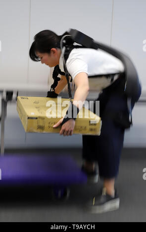 Tokyo, Giappone. Il 17 maggio 2019. Elettronica giapponese panasonic gigante robot del venture ATOUN il dipendente dimostra il loro potere tuta assistita Powered indossare con recentemente sviluppato braccio parti assistita che contribuisce a sollevare un oggetto pesante a Panasonic ufficio di Tokyo il venerdì 17 maggio, 2019. ATOUN sviluppato Powered indossare lo scorso anno a favore dell'utente torna a trasportare un oggetto pesante per i lavoratori della consegna, gli aeroporti, i siti di costruzione e nell'azienda. Credito: Yoshio Tsunoda/AFLO/Alamy Live News Foto Stock