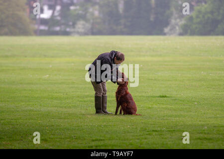 Northampton, Northamptonshire. Il 18 maggio 2019. Abington Park. La pioggia per prima cosa stamattina alleggerimento come la mattina va su, un panno di avviare per le persone che esercitano i loro animali domestici per prima cosa questa mattina. Credito: Keith J Smith./Alamy Live News Foto Stock