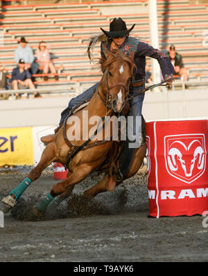 Surrey, Canada. Il 17 maggio 2019. Un cowgirl compete in Barrel racing durante la 73rd Cloverdale Invitational Rodeo nel Surrey, Canada, 17 maggio 2019. La Cloverdale Invitational Rodeo dispone di 96 world class cowboy e cowgirls dal Nord America di competere e di mostrare le loro capacità in questa quattro giorni rodeo evento. Credito: Liang Sen/Xinhua/Alamy Live News Foto Stock