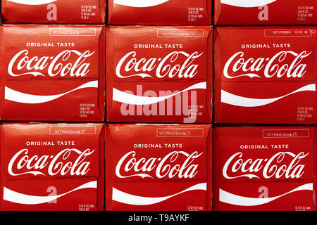 Los Angeles, CA, Stati Uniti d'America. Xi Febbraio, 2019. Scatole di Coca Cola sono visti in un negozio di alimentari a Los Angeles, California. Credito: Ronen Tivony SOPA/images/ZUMA filo/Alamy Live News Foto Stock