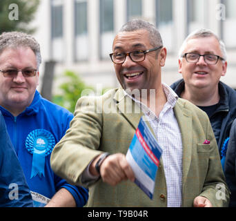 Brentwood, Essex, Regno Unito. Il 18 maggio 2019. James sapientemente TD, VR, MP, Sottosegretario di Stato per la chiusura dell'Unione europea di campagna elettorale con candidati conservatori per l'Euro elezioni in Brentwood Essex Credit: Ian Davidson/Alamy Live News Foto Stock