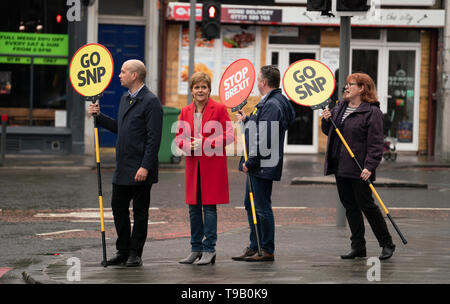 Edimburgo, Scozia, Regno Unito. 18 maggio 2019. Del primo ministro di Scozia Nicola campagne di storione al fianco di piombo SNP candidato europeo Alyn Smith sul Leith Walk di Edimburgo. Recanti segni con 'Stop Brexit' e 'Go SNP' e ha utilizzato un attraversamento pedonale a Pilrig Church Credito: Iain Masterton/Alamy Live News Foto Stock