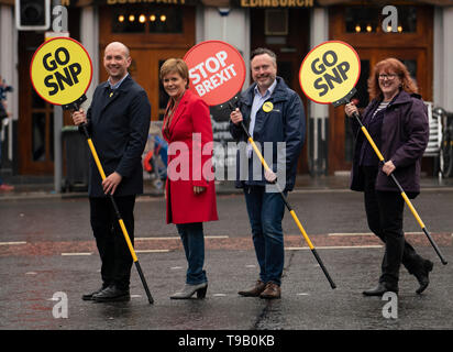 Edimburgo, Scozia, Regno Unito. 18 maggio 2019. Del primo ministro di Scozia Nicola campagne di storione al fianco di piombo SNP candidato europeo Alyn Smith sul Leith Walk di Edimburgo. Recanti segni con 'Stop Brexit' e 'Go SNP' e ha utilizzato un attraversamento pedonale a Pilrig Church Credito: Iain Masterton/Alamy Live News Foto Stock