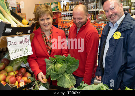 Edimburgo, Scozia, Regno Unito. 18 maggio 2019. Del primo ministro di Scozia Nicola campagne di storione al fianco di piombo SNP candidato europeo Alyn Smith sul Leith Walk di Edimburgo. Ha visitato un polacco fruttivendolo ha parlato con il proprietario e ha esaminato le verdure fresche. Credito: Iain Masterton/Alamy Live News Foto Stock