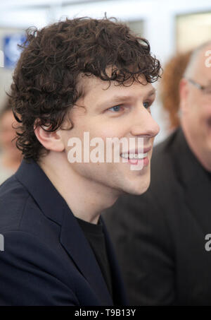 Cannes, Francia. Il 18 maggio 2019. Attore Jesse Eisenberg al Vivarium film Premiere mondiale come parte di Cannes la Settimana della critica, sabato 18 maggio 2019, Espace Miramar, Cannes, Francia. Photo credit: Doreen Kennedy Credit: Doreen Kennedy/Alamy Live News Foto Stock