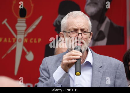 Liverpool, Regno Unito. 18 Maggio, 2019. Jeremy Corbyn campagna nel Derby Park Bootle per il Partito Laburista davanti a questo settimane elezioni europee. Credito: ken biggs/Alamy Live News Foto Stock