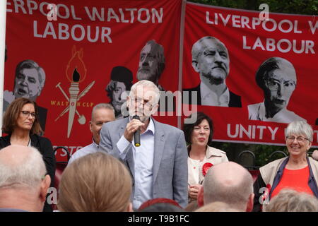 Liverpool, Regno Unito. 18 Maggio, 2019. Jeremy Corbyn campagna nel Derby Park Bootle per il Partito Laburista davanti a questo settimane elezioni europee. Credito: ken biggs/Alamy Live News Foto Stock