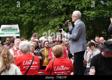 Liverpool, Regno Unito. 18 Maggio, 2019. Jeremy Corbyn campagna nel Derby Park Bootle per il Partito Laburista davanti a questo settimane elezioni europee. Credito: ken biggs/Alamy Live News Foto Stock