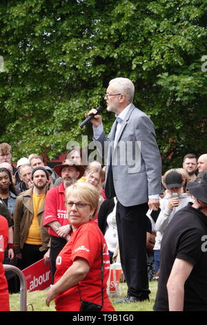 Liverpool, Regno Unito. 18 Maggio, 2019. Jeremy Corbyn campagna nel Derby Park Bootle per il Partito Laburista davanti a questo settimane elezioni europee. Credito: ken biggs/Alamy Live News Foto Stock