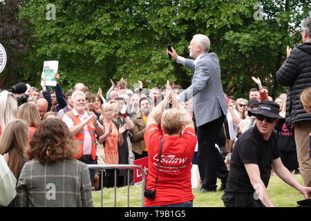 Liverpool, Regno Unito. 18 Maggio, 2019. Jeremy Corbyn campagna nel Derby Park Bootle per il Partito Laburista davanti a questo settimane elezioni europee. Credito: ken biggs/Alamy Live News Foto Stock