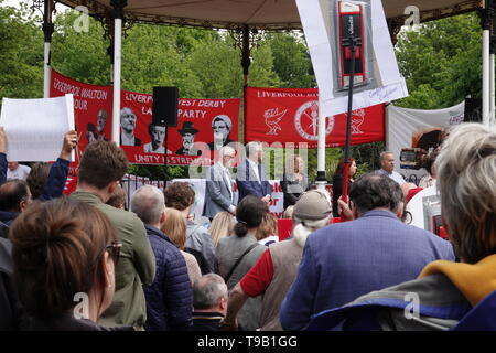 Liverpool, Regno Unito. 18 Maggio, 2019. Jeremy Corbyn campagna nel Derby Park Bootle per il Partito Laburista davanti a questo settimane elezioni europee. Credito: ken biggs/Alamy Live News Foto Stock