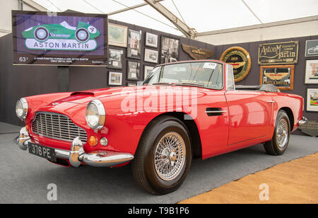 La Station Wagon Wormsley, Stokenchurch, UK. Il 18 maggio 2019. Ventesimo anniversario edizione di Bonhams vendita annuale dedicato alla Aston Martin e la Lagonda avrà luogo il 19 maggio 2019. Immagine: 1963 Aston Martin DB4 serie V Cabrio, preventivo £680,000-750,000. Credito: Malcolm Park/Alamy Live News. Foto Stock