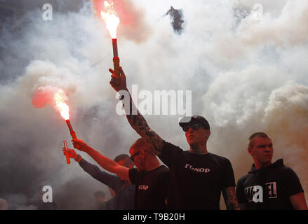 Kiev, Ucraina. 18 Maggio, 2019. Gli attivisti ucraini masterizzare flares durante una manifestazione di protesta con la domanda di mercato per individuare e punire orginizers e assassini di Kateryna Handziuk, nella parte anteriore il presidente ucraino ufficio a Kiev, Ucraina, il 18 maggio 2019. L attivista anticorruzione Kateryna Handziuk (33) è sopravvissuto un atto di acido gettando con cui viene effettuata la combustione di più di 35 percento del suo corpo il 31 luglio 2018. Ella ha subito 11 operazioni a Kyiv e morì il 04 novembre 2018 in conseguenza di una separata di coagulo di sangue come l'effetto dopo di attacco acido. Credito: Serg Glovny/ZUMA filo/Alamy Live News Foto Stock