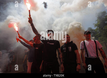 Kiev, Ucraina. 18 Maggio, 2019. Gli attivisti ucraini masterizzare flares durante una manifestazione di protesta con la domanda di mercato per individuare e punire orginizers e assassini di Kateryna Handziuk, nella parte anteriore il presidente ucraino ufficio a Kiev, Ucraina, il 18 maggio 2019. L attivista anticorruzione Kateryna Handziuk (33) è sopravvissuto un atto di acido gettando con cui viene effettuata la combustione di più di 35 percento del suo corpo il 31 luglio 2018. Ella ha subito 11 operazioni a Kyiv e morì il 04 novembre 2018 in conseguenza di una separata di coagulo di sangue come l'effetto dopo di attacco acido. Credito: Serg Glovny/ZUMA filo/Alamy Live News Foto Stock