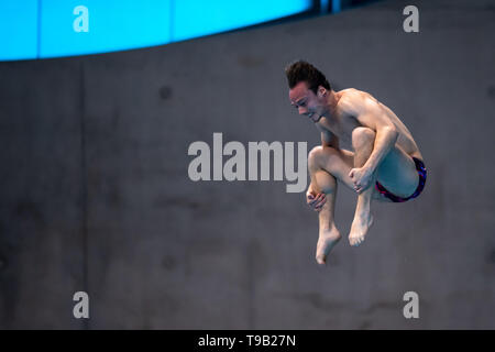 Londra, Regno Unito. 18 Maggio, 2019. Guillaume Dutoit della Svizzera compete in Uomini 3m Springboard durante FINA/CNSG Diving World Series finale al London Aquatics Centre di Sabato, 18 maggio 2019. Londra Inghilterra. Credito: Taka G Wu/Alamy Live News Foto Stock