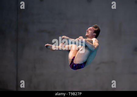 Londra, Regno Unito. 18 Maggio, 2019. Guillaume Dutoit della Svizzera compete in Uomini 3m Springboard durante FINA/CNSG Diving World Series finale al London Aquatics Centre di Sabato, 18 maggio 2019. Londra Inghilterra. Credito: Taka G Wu/Alamy Live News Foto Stock