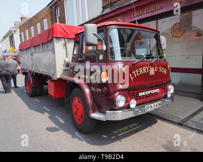 Faversham, Kent, Regno Unito. 18 maggio 2019. 25th Faversham Transport Weekend: Il primo giorno di questo festival annuale dei trasporti mostra una gamma di autobus d'epoca e trasporti commerciali. Fig.: Bedford TK Truck. Crediti: James Bell/Alamy Live News Foto Stock