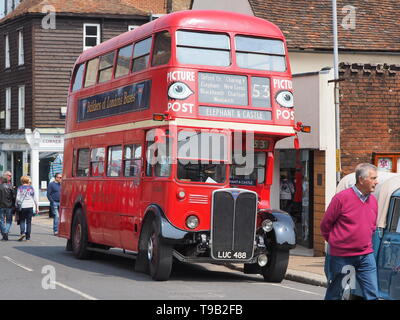 Faversham, Kent, Regno Unito. 18th maggio 2019. 25th Faversham Transport Weekend: Il primo giorno di questo festival annuale dei trasporti mostra una gamma di autobus vintage e di trasporto commerciale. Un autobus a due piani AEC REGENT III del 1951. Credito: James Bell/Alamy Live News Foto Stock