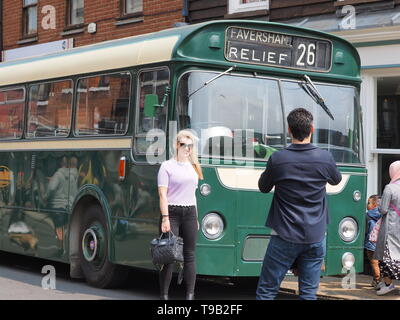 Faversham Kent, Regno Unito. 18 Maggio, 2019. Xxv Faversham Weekend di trasporto: il primo giorno di questo trasporto annuale festival involucro mostra una gamma di autobus vintage e trasporto commerciale. Credito: James Bell/Alamy Live News Foto Stock