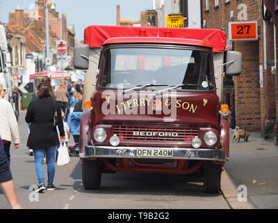Faversham Kent, Regno Unito. 18 Maggio, 2019. Xxv Faversham Weekend di trasporto: il primo giorno di questo trasporto annuale festival involucro mostra una gamma di autobus vintage e trasporto commerciale. Credito: James Bell/Alamy Live News Foto Stock