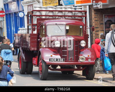 Faversham Kent, Regno Unito. 18 Maggio, 2019. Xxv Faversham Weekend di trasporto: il primo giorno di questo trasporto annuale festival involucro mostra una gamma di autobus vintage e trasporto commerciale. Credito: James Bell/Alamy Live News Foto Stock
