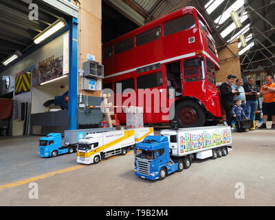 Faversham Kent, Regno Unito. 18 Maggio, 2019. Xxv Faversham Weekend di trasporto: il primo giorno di questo trasporto annuale festival involucro mostra una gamma di autobus vintage e trasporto commerciale. Credito: James Bell/Alamy Live News Foto Stock