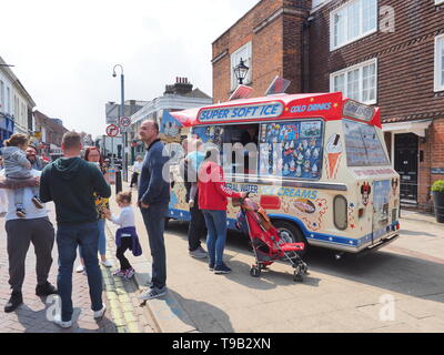 Faversham Kent, Regno Unito. 18 Maggio, 2019. Regno Unito Meteo: un soleggiato e caldo pomeriggio a Faversham Kent con il blu del cielo. Credito: James Bell/Alamy Live News Foto Stock