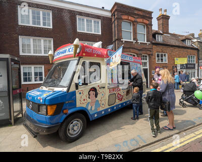 Faversham Kent, Regno Unito. 18 Maggio, 2019. Regno Unito Meteo: un soleggiato e caldo pomeriggio a Faversham Kent con il blu del cielo. Credito: James Bell/Alamy Live News Foto Stock