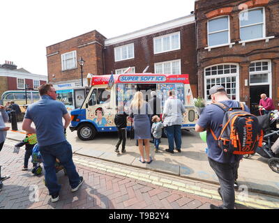 Faversham Kent, Regno Unito. 18 Maggio, 2019. Regno Unito Meteo: un soleggiato e caldo pomeriggio a Faversham Kent con il blu del cielo. Credito: James Bell/Alamy Live News Foto Stock