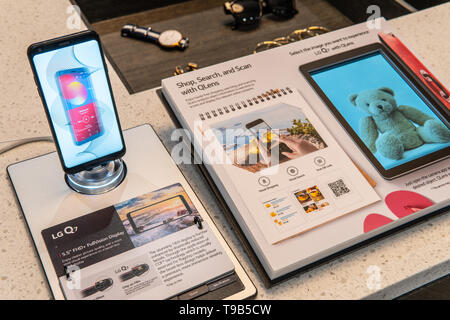 Smartphone LG in esposizione dal 2018, con Android allo showroom del padiglione della mostra LG, stand al Global Innovations Show IFA 2018 Foto Stock