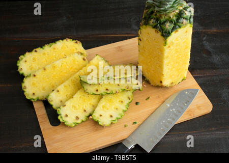 Peeling un ananas Foto Stock