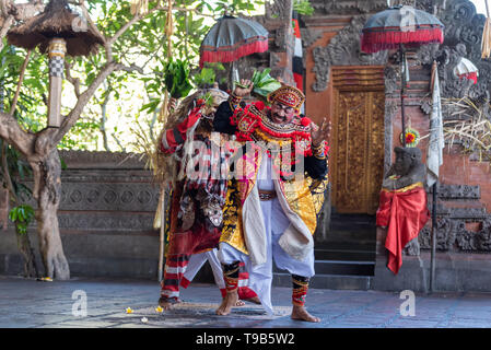 Denpasar, Indonesia - 30 Marzo 2019: caratteri di spettacolo di danza Barong Balinese, balli tradizionali. Foto Stock