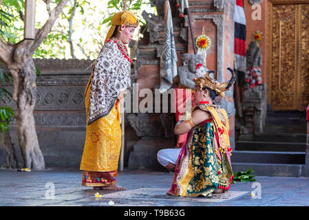 Denpasar, Indonesia - 30 Marzo 2019: caratteri di spettacolo di danza Barong Balinese, balli tradizionali. Foto Stock