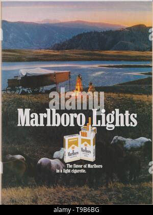 Poster pubblicitari marlboro sigarette luci in magazzino da 1992, il sapore di Marlboro in una sigaretta leggera slogan da anni novanta Foto Stock