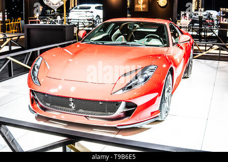 Bruxelles, Belgio, Jan 17, 2019: rosso metallizzato Ferrari 812 Superfast a Bruxelles Motor Show, auto sportiva prodotta dal costruttore italiano Ferrari Foto Stock