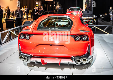 Bruxelles, Belgio, Jan 17, 2019: rosso metallizzato Ferrari 812 Superfast a Bruxelles Motor Show, auto sportiva prodotta dal costruttore italiano Ferrari Foto Stock