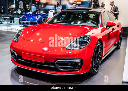 Bruxelles, Belgio, Jan 17, 2019: rosso metallizzato Porsche Panamera a Bruxelles Motor Show, executive vettura prodotta da Porsche Foto Stock