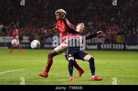 Charlton Athletic's Lyle Taylor (sinistra) e Doncaster Rovers' Ali Crawford battaglia per la sfera durante il Cielo lega Bet One Play-off, la seconda gamba corrispondono a valle, Londra. Foto Stock