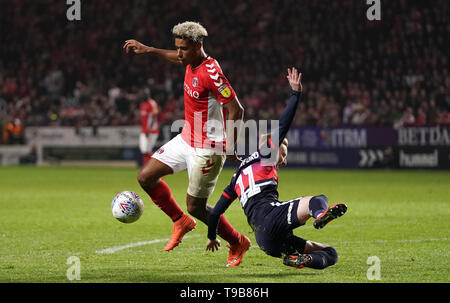 Charlton Athletic's Lyle Taylor (sinistra) e Doncaster Rovers' Ali Crawford battaglia per la sfera durante il Cielo lega Bet One Play-off, la seconda gamba corrispondono a valle, Londra. Foto Stock