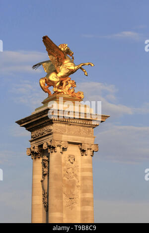 Pont Alexandre III Parigi. Alexandre III ponte. Statua di Fame combattimento di Pierre Grenet. Francia. Foto Stock