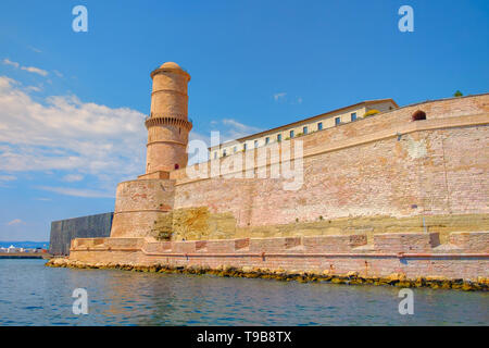 Marsiglia, Francia, giugno 2018, Fort St-Jean vedendo dal Mare Mediterraneo Foto Stock