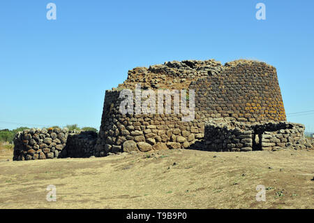 Nuraghe Losa, vicino al villaggio di Abbasanta, Sardegna, Italia Foto Stock