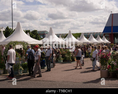 La folla che frequentano un giardinieri di BBC World show al di fuori nel sole al NEC di Birmingham, UK. Foto Stock