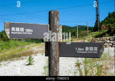 Lungo il sentiero Nakasendo tra la città postale di Magome e Tsumagojuku, Giappone. Foto Stock