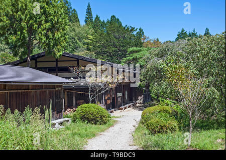 Lungo il sentiero Nakasendo tra la città postale di Magome e Tsumagojuku, Giappone. Foto Stock