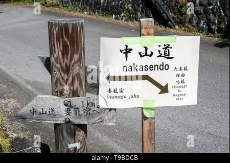 Lungo il sentiero Nakasendo tra la città postale di Magome e Tsumagojuku, Giappone. Foto Stock
