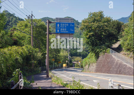 Lungo il sentiero Nakasendo tra la città postale di Magome e Tsumagojuku, Giappone. Foto Stock