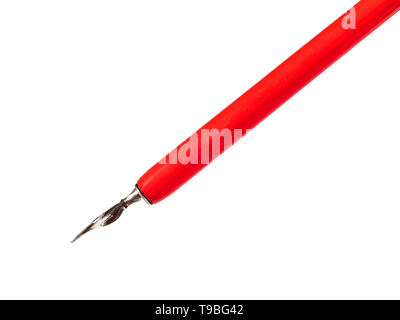 Vista laterale di pulire rosso pen pennino ritagliata su sfondo bianco close up Foto Stock